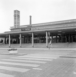 170729 Gezicht op het N.S.-station Leiden, met het nieuwe N.S.-embleem op de luifel.